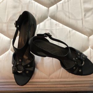 Tahari sz 5 1/2 black ankle strap sandal 3” heels